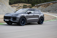 現状における「カイエン」シリーズのトップモデルにあたる「カイエン ターボEハイブリッド クーペGTパッケージ」。ルーフをカーボン製にするなどして大幅な軽量化を実現したほか、車高を10mm下げつつフロントのネガティブキャンバーを0.58°増やすなど、足まわりによりコーナリング性能を重視した調整を施している。