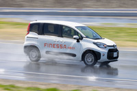 「シエンタ」を使った「フィネッサHB01」と「エコピアNH200C」のウエットハンドリング比較テストの様子。あえてアクセルペダルを大きく踏み込んで発進すると、フィネッサのほうが明らかにスリップが少なく、スムーズに加速できることがわかった。