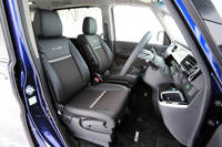 プライムスムース（合皮）とソフトウィーブ（ファブリック）のコンビシート。背もたれには「Modulo X」のロゴが刺しゅうされている。