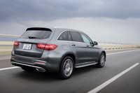 動力性能については、0-100km/h加速が8.3秒、最高速が209kmと公表されている。JC08モード燃費は16.2km/リッター。