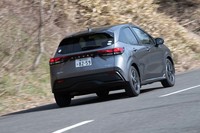 「ワンペダルドライブ」を強調していた先代モデルとは異なり、新型ではアクセルを放しても完全停止はしない。駐車時などに役立つクリープができるようになった。