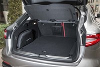 荷室の様子。前方中央には長尺物を積むためのスキーホールが、左側面には専用のバッグが備わる。