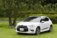 「パックぺルソ」オプションを選択すると、レザーシートが2トーンになるほか、外装のアクセントパーツがマット（つや消し）に、ドアミラーカバーがクロームに変更される。