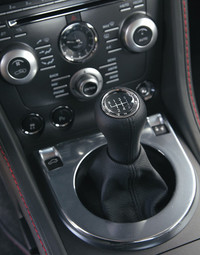 6MT仕様のシフトレバー部。老婆心ながら申し上げるとLhdの6MTモデルではヒール・アンド・トウが上手にやり難い。センタートンネル脇のフロア部が大きく膨らんでおり、そこに右足のカカトがぶつかるためスロットルをうまく煽れないし、ハードブレーキング時にはブレーキの踏力コントロールも難しくなる。6MTならばRhd車を、LhdならばセミATのスポーツシフト仕様をお薦めする。