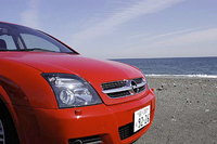 2.2リッターのボディーカラーは、受注色の「マグマレッド」