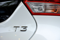 以前のボルボ車のグレード表記では、アルファベットの後に続く数字はエンジンの気筒数を表していたが、2014年に「60」シリーズの「T5」に2リッター直4エンジンを搭載して以来、エンジンのパフォーマンスを示すものとなった。
    