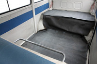 リアシートを畳むとカーゴルームが現れるが、後端にはエンジンを納めた小さくない段差がある。アイボリーとブルーでまとめられたインテリアは、0系新幹線を連想させる。