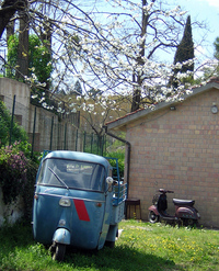 庭に佇む趣き溢れる「アペ」。シエナ郊外にて。