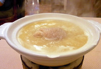 驥園川菜餐庁の砂鍋土鍋（土鍋の地鶏スープ）。食べるたびに唇がくっつくくらい濃厚でパワフル。