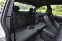 リアシートは2人用。乗車定員は4人。