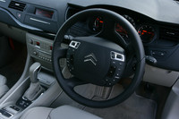 「センターフィックスステアリング」はシトロエンならではの個性。いつでも的確なボタン操作ができるよう、リムだけが回転する。