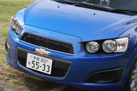 クリアカバーがないむき出しの丸型4灯ヘッドライトと、上下に分割されたグリルが特徴のフロントマスク。クロスバーの中央にはシボレーのボウタイエンブレムが配置される。