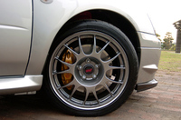 ブレーキローターの熱変形を抑えるため、アウターベンチ式ローターを開発。制動力やコントロール性は、これまでと同様に高い。タイヤは排水性を考慮して、トレッド中央に従来にはない溝を掘った専用品。こちらも、ピレリの商品ラインナップに加わるとか。