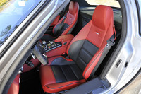 インテリアのトリムにカーボンを用いた「AMGカーボンインテリアトリム」は55万円（！）のオプション。
