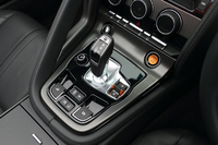 シフトセレクターはダイヤル式からごく普通のタイプに改められた。