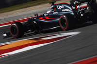 日本GPで16位と18位に終わり「完敗」したマクラーレン。2週間後のアメリカでは、フリー走行でトップ10に入るまずまずの滑り出しを見せた。予選ではトラフィックに引っかかったジェンソン・バトンがQ1敗退の19位、フェルナンド・アロンソ（写真）はQ2に進出するも12位と定位置にとどまったものの、レースでは得意のスタートでアロンソ9位、バトンは11位に一気にジャンプアップ。バトンも程なくして10位に上がり、2台そろってポイント圏内で戦った。終盤フェリッペ・マッサ、カルロス・サインツJr.を仕留めたアロンソは5位フィニッシュ、バトンは10もポジションを上げ9位とダブル入賞。鈴鹿での苦い思い出を払拭（ふっしょく）した。（Photo=McLaren）