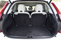 「XC90 T8」の荷室容量は、3列目シート使用時で262リッター。3列目収納時は640リッターで、2列目もたためば最大で1816リッターまで拡大できる。（写真をクリックすると、荷室のアレンジが見られます）