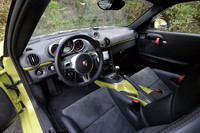 レーシーな雰囲気をかもし出す運転席まわり。軽量化を図るべく、ドアの開閉レバーはプルタブに変更されている。12kgの軽量化と引き換えにエアコンは省略。オプション扱いとなる。