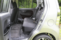 「ワゴンR」は、軽トールワゴンとしてはめずらしく、リアシートに左右独立スライド機構を採用している。
    