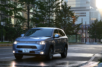 バッテリー関連のリコールを乗り越え、2013年8月に生産を再開した「三菱アウトランダーPHEV」。2013年10月現在のバックオーダーは、国内向けが約3100台、海外向けが1万5000台。納車待ちの解消が急がれる。