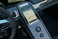 センターコンソールの上段には縦長の7インチタッチパネルが置かれる。その下もタッチパネルとなっており、オーディオやエアコンなどのスイッチ類が配されている。