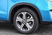 オフロード走破性とオンロードでの操縦安定性、そして快適な乗り心地の両立を重視したという足まわり。最低地上高はFF車、4WD車ともに185mmとなっている。