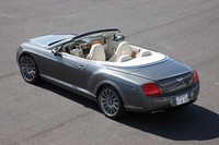 コンチネンタルシリーズのオープンモデルは、現在「コンチネンタルGTC（560ps）」と「コンチネンタルGTCスピード（610ps）」の2モデル。将来的に630psエンジンを積んだ「コンチネンタル スーパースポーツ コンバーチブル」が登場する可能性もある。