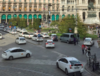 ミラノ大聖堂前で。写真に写っているタクシーの約半数がトヨタ製ハイブリッド車である。