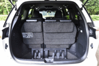 荷室の様子。3列目シートを床下に収納し、さらに2列目シートを前方にスライドさせることで、積載容量を拡大できる。（写真をクリックするとシートアレンジが見られます）