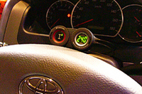 空気圧モニターはコンパクトで、ステアリングコラム上にも設置できる。電波での受信になるため、めんどうな配線は不要となる。