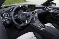 ブラック基調のインテリア。ブラックアッシュウッドやアルミニウムのパネルで飾られる。ハンドル位置は左右とも選べる。