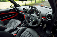 インテリア。テスト車のATモデルに加え、アイドリングストップ機能付きのMTモデルもラインナップする。
    