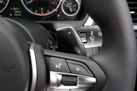 「Mスポーツ」はシフトパドルを標準装備。他の仕様では、オプションの8段スポーツオートマチックトランスミッションを選ぶと装備できる。