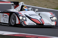 ルマン優勝ドライバーの荒聖治選手が、「アウディR8」をドライブ。