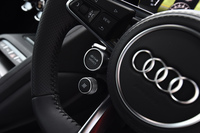 ステアリングホイールに備わる「ドライブセレクト」と「パフォーマンスモード」のスイッチ。