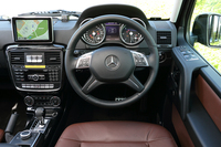 「G350ブルーテック」の運転席まわり。着座位置はかなり高く、メーター越しにボンネットを見下ろすような姿勢で運転することとなる。
    