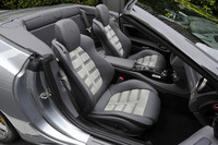 「デイトナ・スタイル」のアルカンタラ・シートが、スポーティーなインテリアに華を添える。