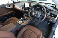 インフォテインメントシステムのMMIが進化し、オペレーターを相手に施設検索やホテルなどの予約ができるサービス「アウディコネクト・ナビゲーター」が追加された。
    