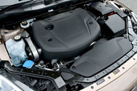 2015年7月23日、「ボルボV40」のラインナップに追加された、クリーンディーゼルモデル「V40 D4 SE」。そのエンジン（写真）は、衝突時の歩行者保護のためにソフトなエンジンカバーで覆われている。
    