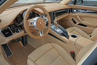 今回のマイナーチェンジでは装備も強化。マルチファンクションステアリングホイールや電動テールゲートが標準装備となった。
    