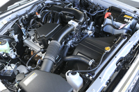 パワーユニットは4リッターV6ガソリンエンジンのみ。燃料はハイオク指定となる。