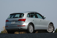 「Q5ハイブリッド」は、空気抵抗の低減を考慮して純ガソリン車から車高を30mmダウン。ホイールは特徴的なディスクタイプで、235/55R19サイズのタイヤと組み合わされる。