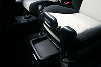 座面の前に荷物の落下を防ぐプレートを備えた「お買い物アシストシート」。助手席シートアンダートレイとのセットオプションとなっている（1万800円）。
    