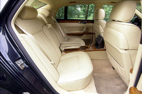 標準では3座だが、写真のように2座シングルシートも選択できる。この場合、ドアを開くと自動的に座面が100mm後退する「イージーエントリーシステム」が装備される。