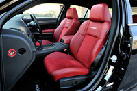 SRTロゴが入った、ナッパレザーとスエードのコンビネーションシートが標準。ボディーカラーがグロスブラックだと、写真の赤いレザーが組み合わされる。