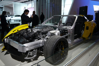 新型「シボレー・コルベットZ06」のカットモデル。脱着式のルーフを備えながらも、十分なボディー剛性を確保しているという。
    