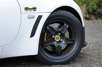 軽さ自慢の鍛造アルミホイールは、前16インチ、後17インチの異径となる。その内側に見えるブレーキディスクの径は、前308mm、後288mm。APレーシング製のブレーキキャリパーと強化ブレーキパッドが組み合わされる。