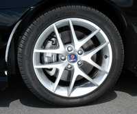 ブレーキディスクは、フロントが285mmから312mmへ、リアは276mmから290mmへそれぞれ拡大された。ホイールの隙間から大きなディスクが垣間見えるのは、視覚的にもスポーティだ。