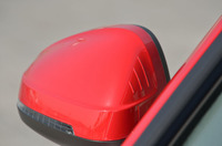 空力性能を高めるための意匠が特徴的なサイドミラー。死角に入っている他車両の存在をLEDの点灯で知らせる機能も、オプションで追加できる。