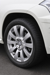 タイヤは標準で19インチを装着。